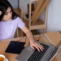 Notifikasi dari media sosial, chat grup kantor, hingga e-mail yang datang tanpa henti sering kali membuat fokus terpecah. Akibatnya, pekerjaan terasa lebih berat, target sulit tercapai, bahkan bisa memicu stres dan kelelahan mental. (foto/dok: freepik)