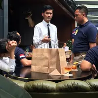 Polisi melakukan prarekonstruksi kasus tewasnya Wayan Mirna Salihin usai meneguk kopi di Oliver Cafe, West Mall Grand Indonesia. (Audrey Santoso/Liputan6.com)