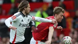Bermain di hadapan publik sendiri, Manchester United tampil mendominasi di menit-menit awal pertandingan. (Darren Staples/AFP)