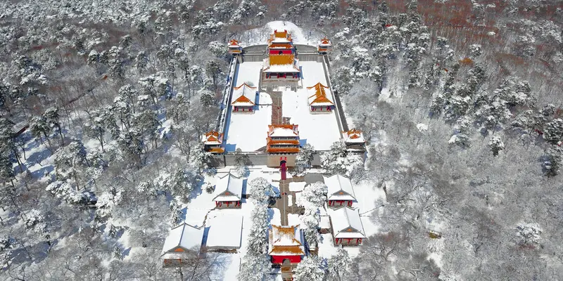 Berselimut Salju, Taman di China Terlihat Indah dengan Putih Keemasan