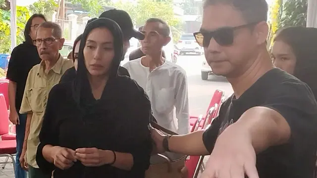 Tyas Mirasih di Pemakaman Ibunda