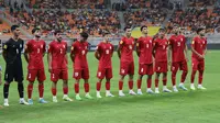 Para pemain starting XI Timnas Iran U-17 berbaris menyanyikan lagu kebangsaan Iran sebelum dimulainya laga pertama Grup C Piala Dunia U-17 2023 menghadapi Timnas Brasil U-17 di Jakarta International Stadium (JIS), Jakarta, Sabtu (11/11/2023). (Bola.com/Ikhwan Yanuar)