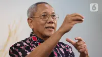 Mantan Direktur Penyakit Menular WHO South-East Asia Regional Office (SEARO), Profesor Tjandra Yoga Aditama saat wawancara khusus dengan Liputan6.com di Jakarta, Rabu (8/1/2025). (Liputan6.com/Angga Yuniar)