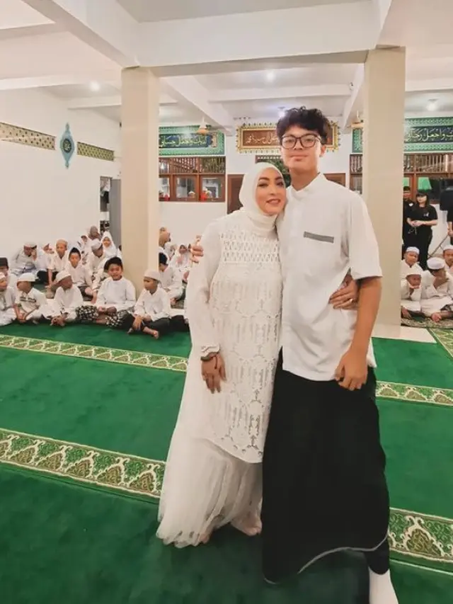 Angelina Sondakh Rayakan Ulang Tahun Keanu Massaid ke 15. [@angelinasondakh09]