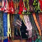 Seorang pedagang memajang tasbih untuk dijual selama bulan suci Ramadan di sebuah pasar di Kota Kuwait (25/5/2019). Negara ini berbatasan dengan Arab Saudi di sebelah selatan dan Irak di utara. (AFP Photo/Yasser Al-Zayyat)