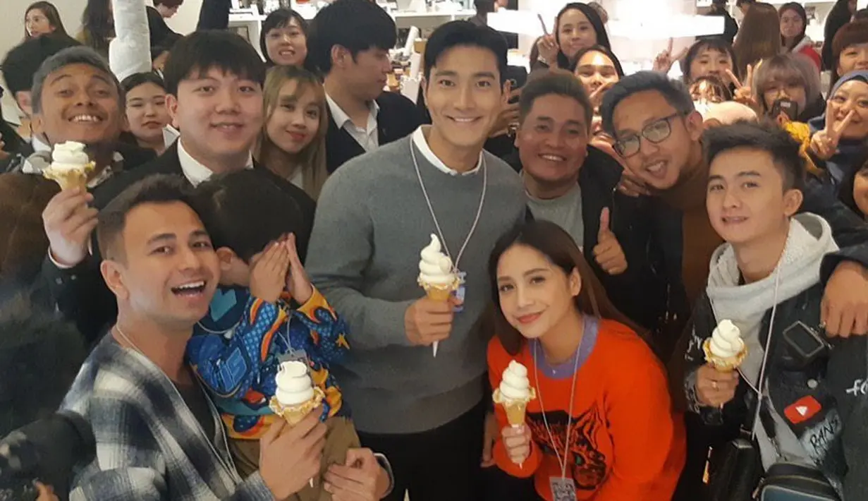 Dan masih banyak lagi para selebriti dan warganet mengomentari foto dan video yang dibagikan tersebut. Sebelumnya, Raffi Ahmad, Nagita Slavina, Rafathar saat liburan ke Korea juga ketemu dengan Siwon Super Junior. (Instagram/siwonchoi)
