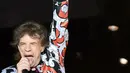 Vokalis The Rolling Stones, Mick Jagger saat tampil dalam konser bertajuk No Filter di The Velodrome Stadium, Marseille, Prancis, Selasa (26/6). (AFP PHOTO / Boris Horvat)