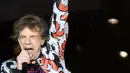 Vokalis The Rolling Stones, Mick Jagger saat tampil dalam konser bertajuk No Filter di The Velodrome Stadium, Marseille, Prancis, Selasa (26/6). (AFP PHOTO / Boris Horvat)