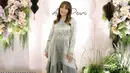 Tunik dengan detail potongan asimetris dan detail serut di pinggang memberi kesan stylish pada penampilan Ayu Dewi. Apalagi jika dipadukan dengan celana kulot dengan pattern dan warna selaras. Elegan!