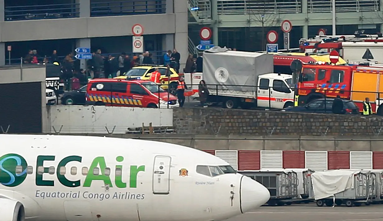 Petugas darurat dikerahkan ke lokasi ledakan di bandara Zaventem di Brussel, Belgia, Selasa (22/3). Sedikitnya 13 orang tewas akibat dua ledakan beruntun yang mengguncang ruang keberangkatan bandara tersebut. (REUTERS/Francois Lenoir)