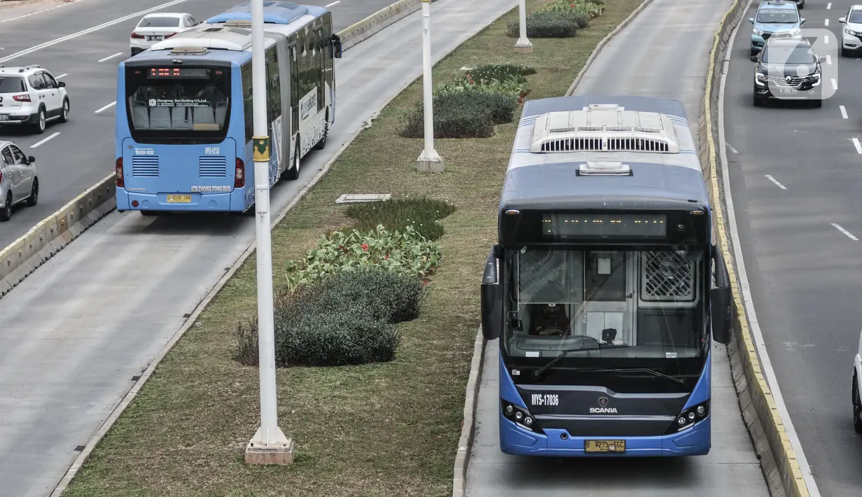 Bus Transjakarta saat melintas di Jalan Sudirman, Jakarta, Minggu (2/8/2020). PT Transjakarta akan menambah armada sebanyak 155 mengantisipasi lonjakan pelanggan saat diberlakukan kebijakan ganjil genap di sejumlah ruas jalan utama Jakarta pada Senin, 3 Agustus 2020. (merdeka.com/Iqbal Nugroho)