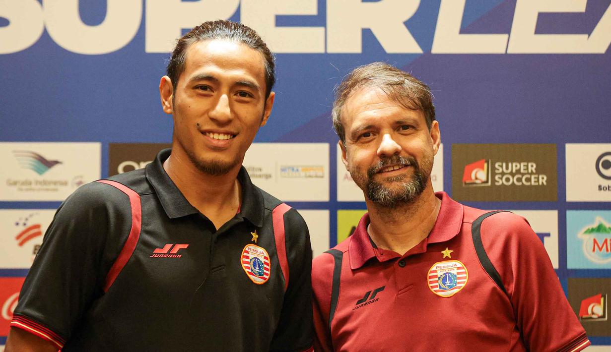 Pemain Persija, Hanif Sjahbandi (kiri) bersama pelatih Mauricio Souza usai memberi keterangan jelang laga melawan Persijap di Stadion Madya, Kompleks Gelora Bung Karno, Senayan, Jakarta, Jumat (2/1/2026). (Bola.com/Abdul Aziz)