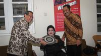 Perusahaan rekaman tertua di Indonesia memberikan penghargaan lifetime achievement kepada maestro keroncong, Waldjinah di Lokananta, Solo, Sabtu malam (7/3).(Liputan6.com/Fajar Abrori)
