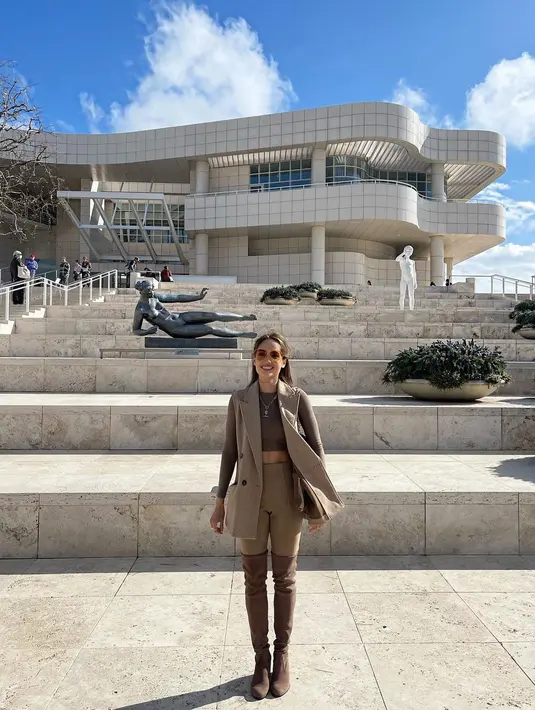 Cinta memakai crop top lengan panjang cokelat yang senada dengan tight-high boots-nya. Serta celana dan vest yang berwarna cokelat leih muda. [@claurakiehl]