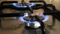 7 Cara Bersihkan Kompor Gas Api Merah agar Api Kembali Biru, Mudah Dilakukan di Rumah