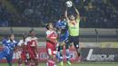 Kiper Martapura FC, Fauzal Mubarok, berebut bola dengan pemain Persib, Makan Konate, dalam lanjutan Piala Presiden 2015 di Stadion Si Jalak Harupat, Bandung. Kamis (10/9/2015). (Bola.com/Vitalis Yogi Trisna)