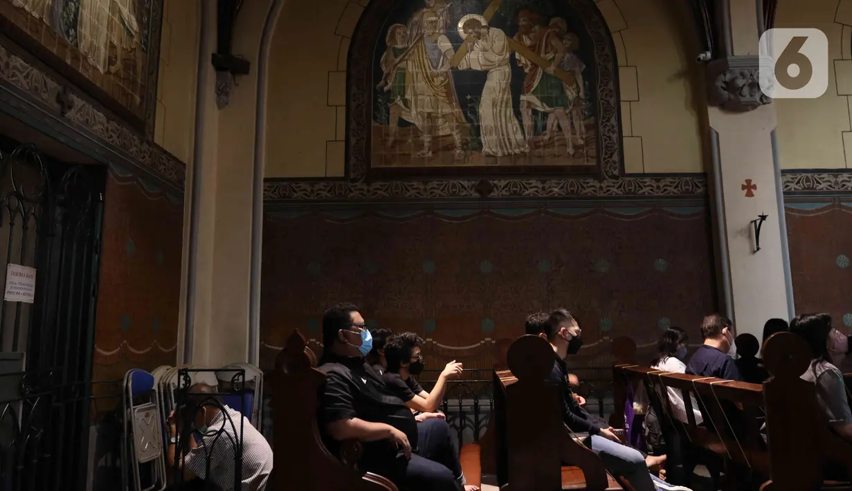 Suasana ibadah Jumat Agung di Gereja Katedral, Jakarta Pusat, Jumat (15/4/2022). Terdapat 3 tempat yang dibuka untuk berlangsungnya ibadat Jumat Agung, yakni area dalam Gereja, aula Yohanes, serta area Plaza Maria. (Liputan6.com/Herman Zakharia)