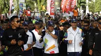 Menteri PUPPRM Basuki Hadimuljono menjadi pembawa obor terakhir dalam rangkaian Torch Relay Asian games 2018 di Solo.(Liputan6.com/Fajar Abrori)