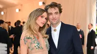 Suki Waterhouse dan Robert Pattinson tiba di Met Gala 2023 di Metropolitan Museum of Art pada 1 Mei 2023, di New York. (ANGELA WEISS / AFP)