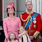 Pangeran William bersama Kate Middleton serta Pangeran George dan Putri Charlotte menyaksikan Trooping the Color Parade dalam rangka perayaan resmi ulang tahun Ratu Elizabeth di balkon Istana Buckhingham, London, Sabtu (17/6). (AP /Kirsty Wigglesworth)