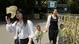Peringatan suhu panas dikeluarkan Beijing pada 15 Mei 2023. Suhu di Beijing tercatat mencapai lebih dari 36 derajat Celcius. (AP Photo/Ng Han Guan)