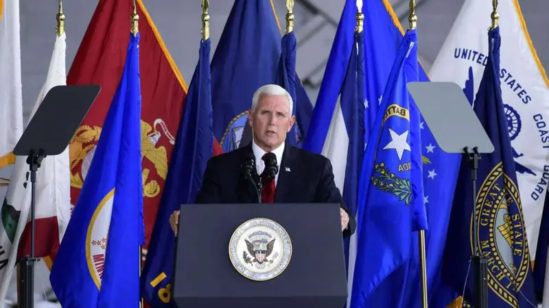 Wakil Presiden Amerika Serikat Mike Pence memberikan pidato singkat dalam upacara pnyambutan sisa jenazah prajurit yang gugur di Perang Korea (AP/Susah Walsh)