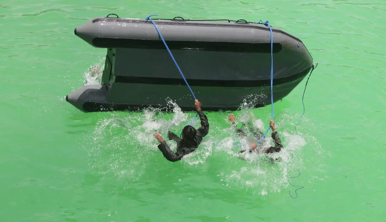 Personel penerbang dan awak pesawat udara (pesud) TNI AL melakukan latihan Sea and Junggle Survival menggunakan perahu karet di kolam ranang Puslatdiksarmil Juanda, Surabaya (21/3). (Foto: Dispen AL)