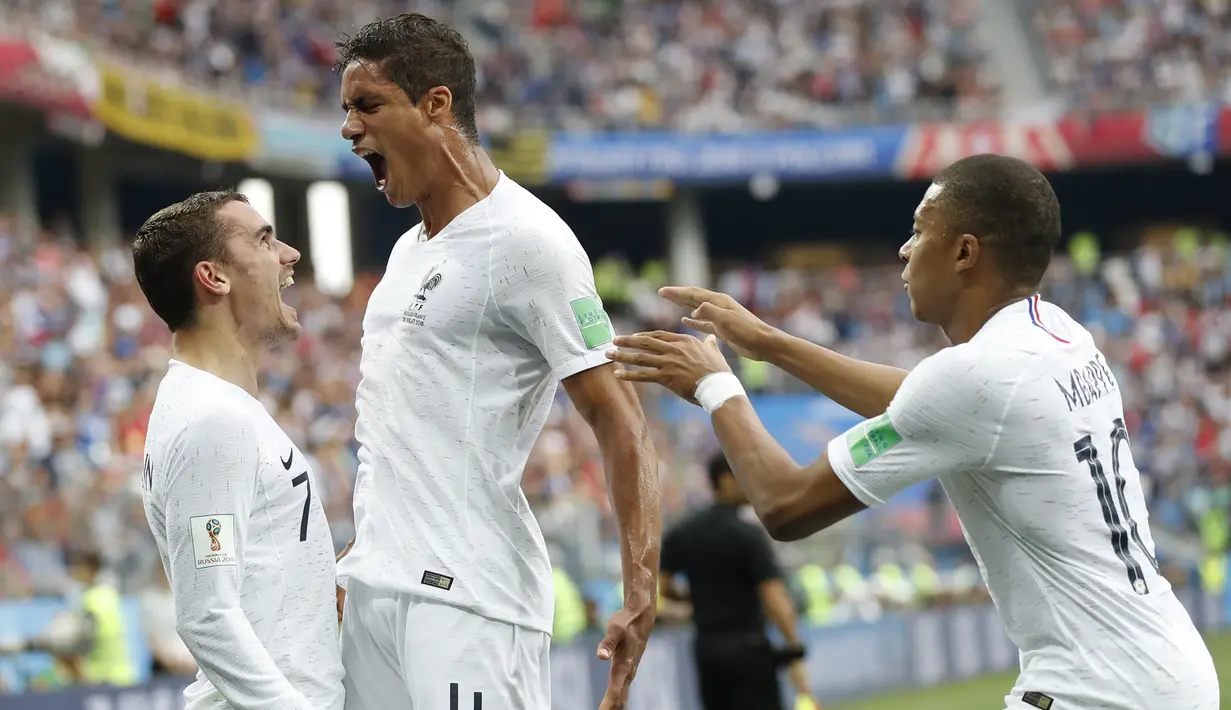 Para pemain Prancis merayakan gol yang dicetak Raphael Varane ke gawang Uruguay pada laga perempat final Piala Dunia di Stadion Nizhny Novgorod, Nizhny Novgorod, Jumat (6/7/2018). Prancis menang 2-0 atas Uruguay. (AP/Petr David Josek)