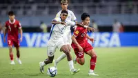 Pemain Timnas Indonesia U-17, Habil Akbar (kanan) berebut bola dengan pemain Timnas Panama U-17, Kevin Walder pada laga kedua Grup A Piala Dunia U-17 2023 di Stadion Gelora Bung Tomo (GBT), Surabaya, Senin (13/11/2023). (Bola.com/Bagaskara Lazuardi)