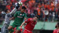 Kiper PSMS, Dhika Bhayangkara (kiri) menangkap bola pada laga kedua Semifinal Piala Presiden 2018 melawan Persija di Stadion Manahan, Solo, Jawa Tengah, Senin (12/2). Persija unggul 1-0. (Liputan6.com/Helmi Fithriansyah)