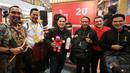 <p>Ketua Umum PSSI, Erick Thohir (tengah kiri) dan Menpora Zaenudin Amali (tengah kanan) mengunjungi booth merchandise&nbsp;saat launching merchandise resmi Piala Dunia U-20 2023 di Atrium Mall FX Sudirman, Senayan, Jakarta, Rabu (08/03/2023). (Bola.com/Bagaskara Lazuardi)</p>