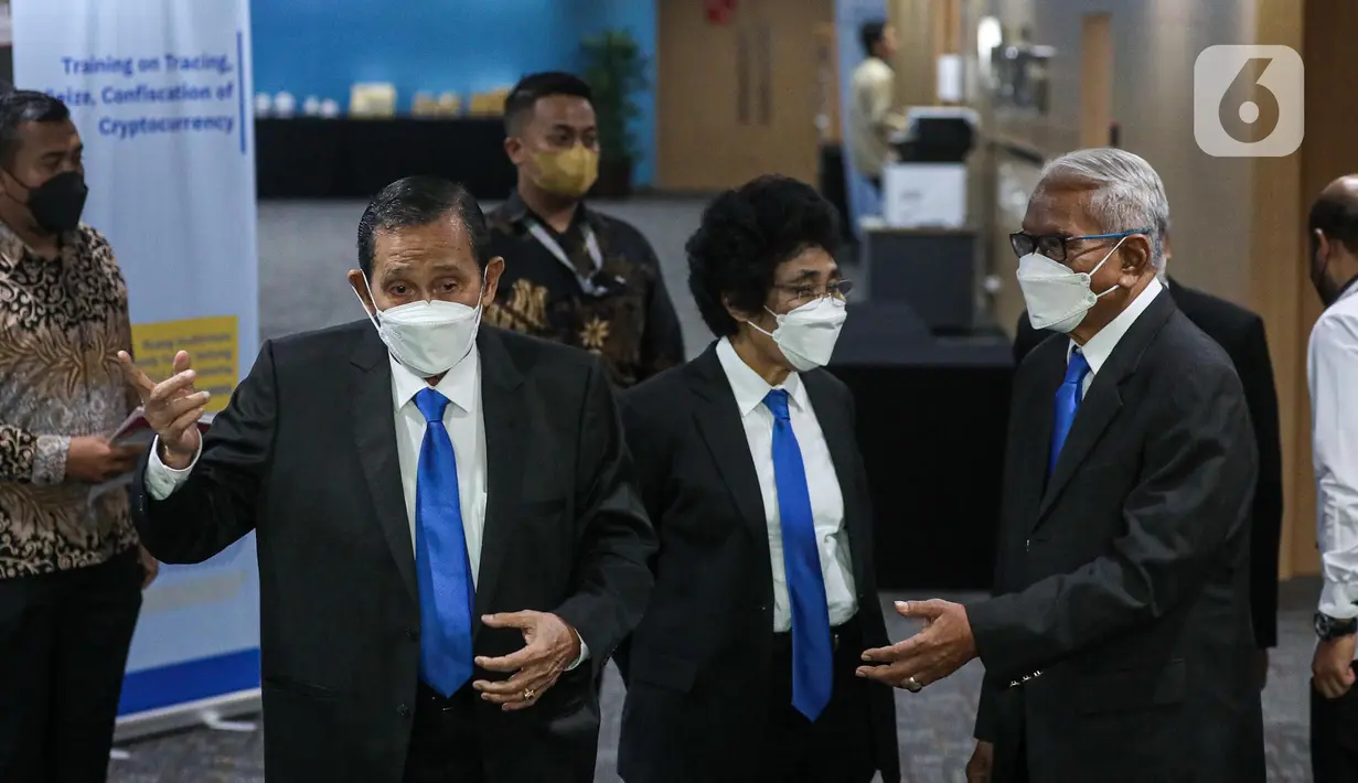 Ketua Dewas KPK Tumpak Hatorangan Panggabean (kiri) berbincang usai persidangan  dugaan pelanggaran etik Wakil Ketua KPK Lili Pintauli Siregar di Gedung Pusat Edukasi Antikorupsi KPK, Jakarta, Senin (10/7/2022). Salah satu alasan gugurnya sidang karena Lili sudah resmi mengundurkan diri dari pimpinan KPK. (Liputan6.com/Faizal Fanani)