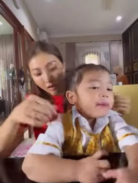Kali ini Sarwendah mengepang rambut putri bungsunya. Biasanya, Mami Nia hanya mau dikuncir satu membuat sang ibunda merasa bosan hingga terjadi keributan kecil. (Foto: Instagram/@sarwendah29)