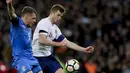 Pemain Italia, Andrea Belotti (kiri) berebut bola dengan pemain Inggris, Eric Dier pada laga uji coba di Wembley Stadium, London, (27/3/2018). Italia tahan imbang Inggris 1-1. (AP/Kirsty Wigglesworth)