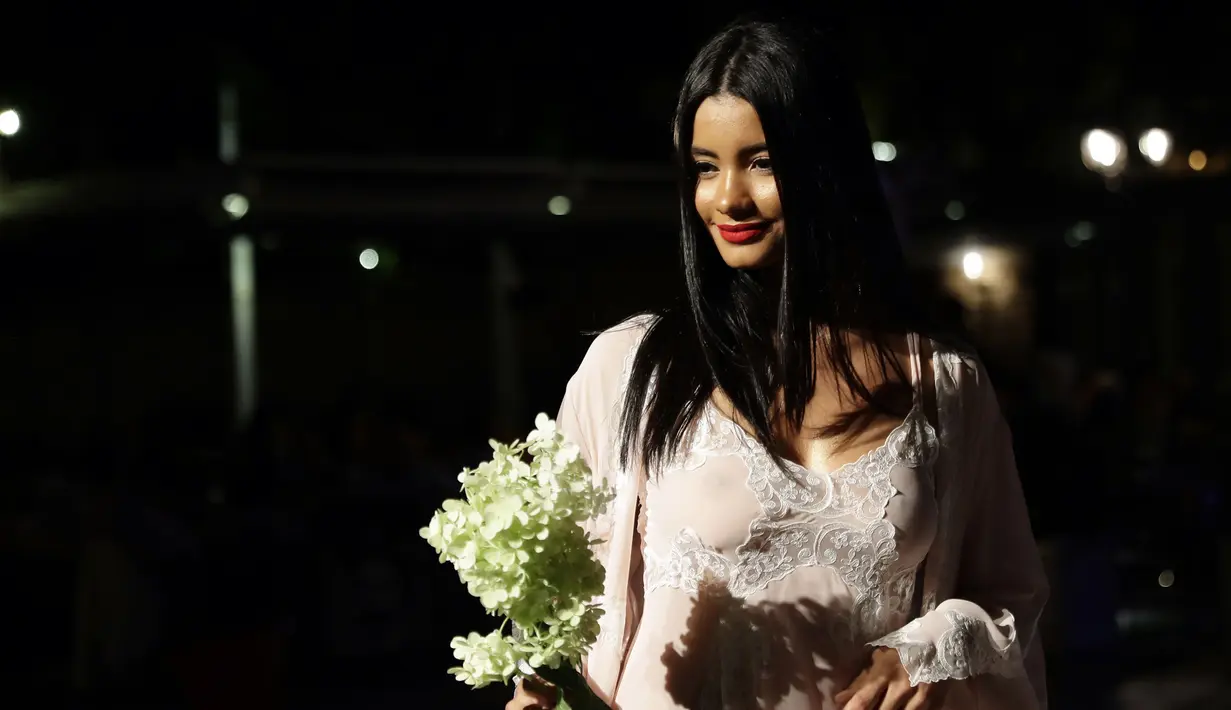 Model tersenyum saat tampil di lingerie fashion shows di kota Dbayeh di sebelah utara ibukota Lebanon Beirut (18/8). (AFP Photo/Joseph Eid)