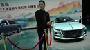 <p>Seorang pekerja bersiap untuk melepas H6 dari merek mobil mewah China Hongqi yang ditampilkan pada pameran Auto Shanghai 2023. (AP Photo/Ng Han Guan)</p>