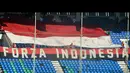 Suporter timnas U-19 Indonesia membentangkan bendera Merah Putih sebagai tanda dukungan saat pertandingan Grup B Piala Asia U-19 melawan timnas U-19 Australia di Stadion Thuwunna Youth Training Center Yangon, Myanmar, (12/10/2014). (ANTARA FOTO/Andika Wah