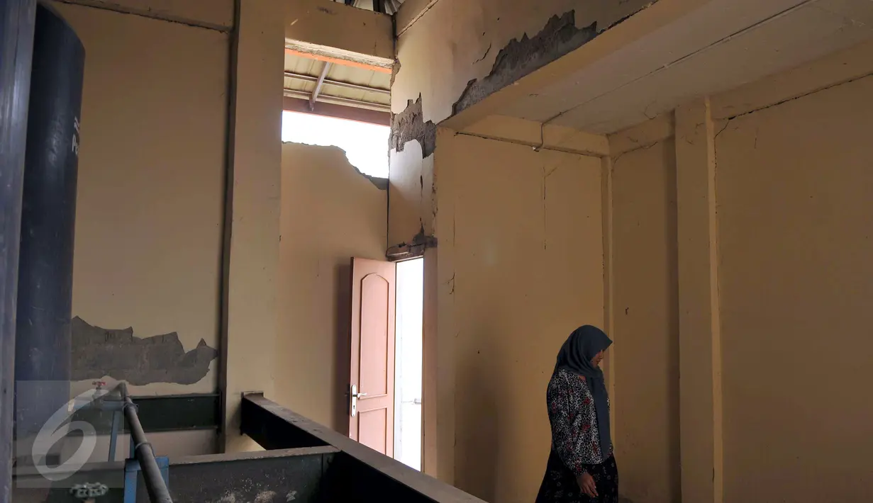 Warga saat berjalan masuk menuju rumahnya di Rusunawa Komarudin di Kelurahan Pengilingan, Cakung, Jakarta, Jumat (23/10). Dinding rusun yang telah menampung 600 kepala keluarga itu catnya telah memudar dan mengelupas. (Liputan6.com/Gempur M Surya)