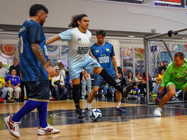 Mantan pesepak bola Argentina, Juan Pablo Sorin (kedua kiri) berusaha menjebol gawang yang dijaga oleh mantan kiper Kolombia, Oscar Cordoba dalam laga bertajuk Legends Soccer Match untuk merayakan ulang tahun Diego Maradona di American Dream Mall, East Rutherford, New Jersey, pada 30 Oktober 2025. (AFP/Kena Betancur)
