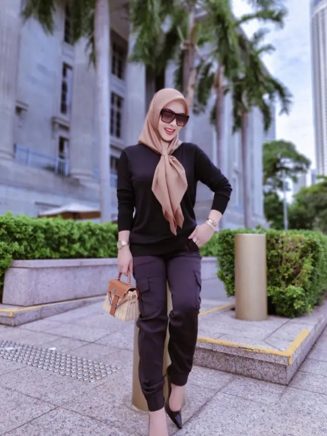 Inspirasi Padu Padan Atasan Hitam ala Syahrini
