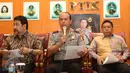Kadiv Humas Polri Irjen Pol Boy Rafli Amar (tengah) ketika memberi keterangan terkait cerita gembong narkoba Freddy Budiman pada Koordinator KontraS Haris Azhar di Jakarta, Kamis (15/9). (Liputan6.com/Helmi Afandi)
