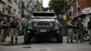 Petugas kepolisian perbatasan memblokir jalan di Buenos Aires, Argentina, Kamis (29/11). Ribuan polisi dan agen keamanan menjaga 20 delegasi pemimpin dunia selama KTT G20. (AP Photo/Sebastian Pani)