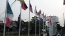 Barisan tiang bendera negara peserta Piala Dunia U-17 2023 yang mana Indonesia sebagai tuan rumah terlihat di Kampung Asem, Kelurahan Marga Mulya, Kecamatan Bekasi Utara, Bekasi, Jawa Barat, Kamis (16/11/2023). (merdeka.com/Imam Buhori)