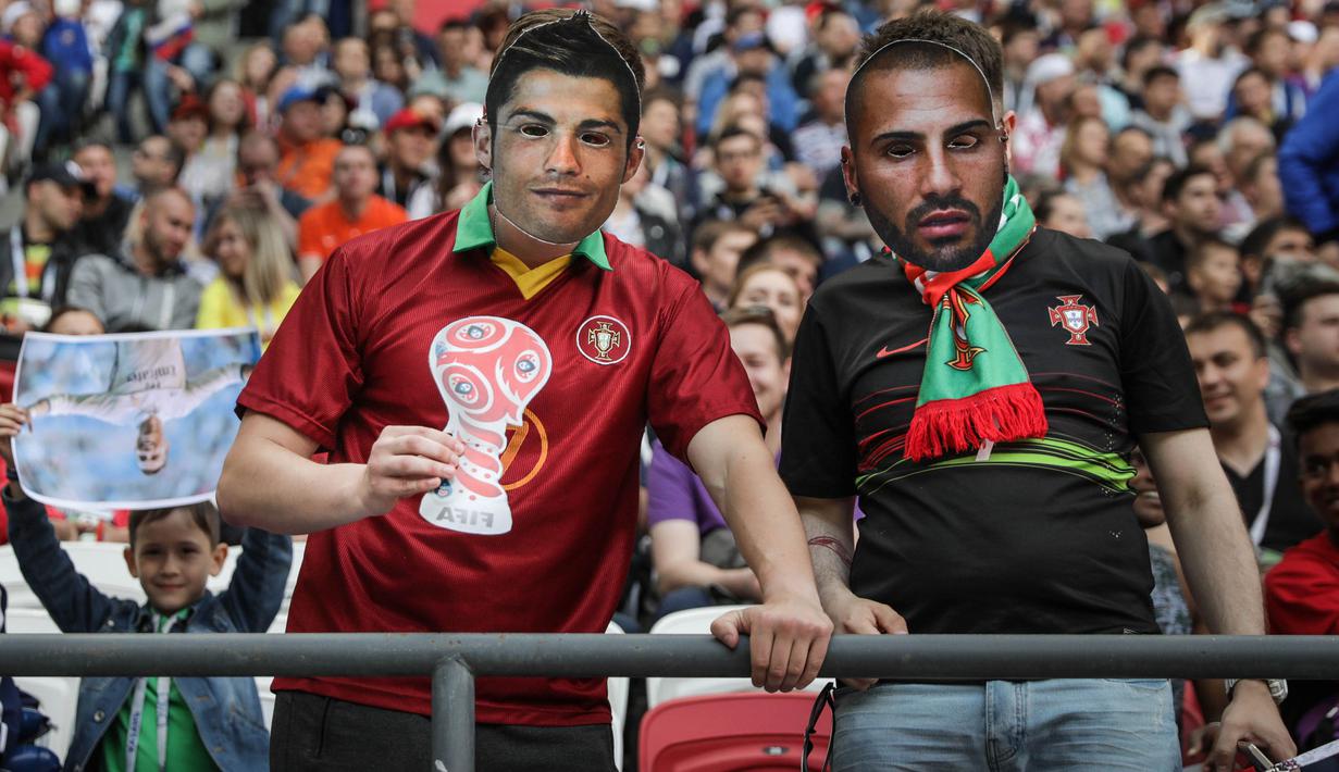 Seorang suporter Portugal memakai topeng berupa wajah Cristiano Ronaldo saat laga Grup A Piala Konfederasi melawan Meksiko di Stadion Kazan Arena, Kazan, Minggu (18/6/2017). (EPA/Mario Cruz)