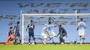 Pemain Manchester City Raheem Sterling mencetak gol ke gawang Arsenal pada pertandingan Liga Premier Inggris di Etihad Stadium, Manchester, Inggris, Sabtu (17/10/2020). Manchester City menang 1-0. (Alex Livesey/Pool via AP)