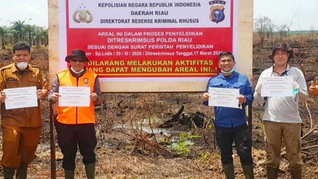 Penyidik Reskrimsus Polda Riau saat menyegel lahan PT Berlian Mitra Inti yang terbakar pada awal tahun 2020.