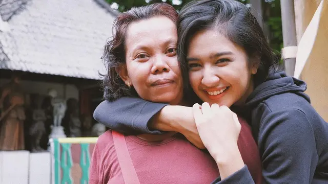 Potret Kedekatan 6 Seleb dan Asisten Rumah Tangganya, Akrab Banget