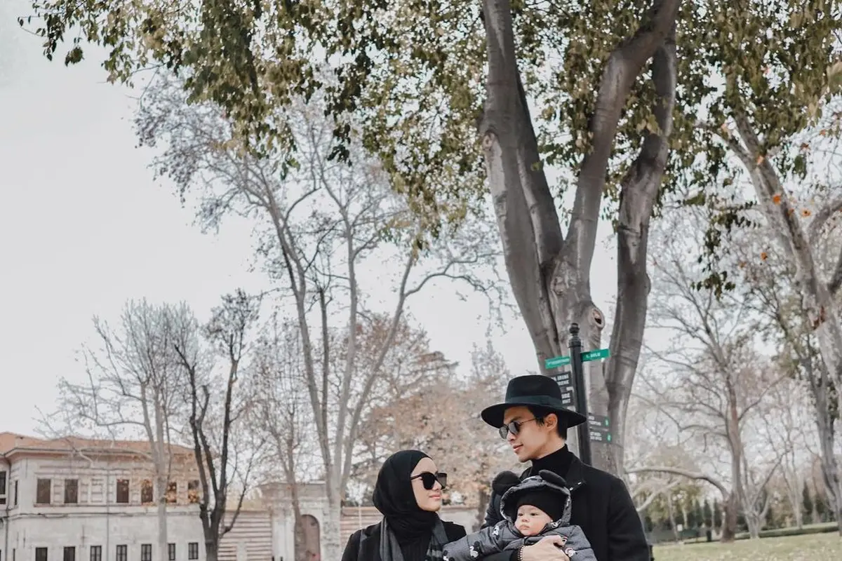 Inspirasi Outfit Fresh Minimalis Dinda Hauw dengan Serba Hitam
