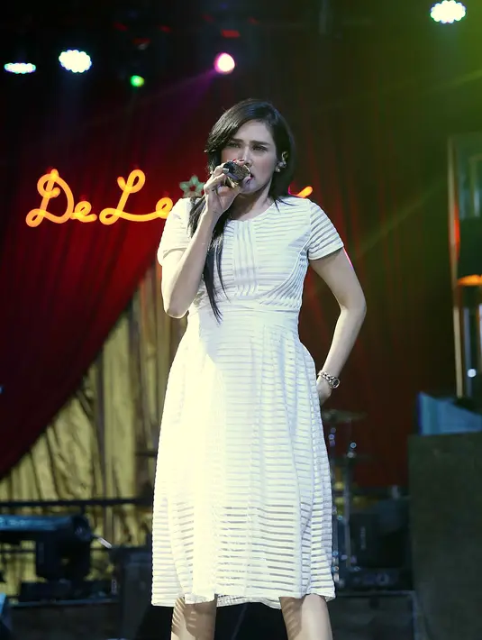 "Mas Dhani ngomong, 'kamu mau aku nanti teriak-teriak di jalan', gitu-gitulah," ungkap Mulan di SCTV Tower, Jakarta, Kamis (8/4/2016). (Nurwahyunan/Bintang.com)