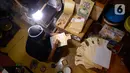 Perajin, Seno (47), menyelesaikan lukisan rekal atau tatakan Al Quran untuk anak-anak di Perumahan Gading Depok, Curug, Bojongsari, Depok, Jumat (25/09/2020). Di masa pandemi, tatakan Al Quran dan talenan lukis yang dijual seharga Rp 50 ribu mengalami penurunan pemesanan. (merdeka.com/Dwi Narwoko)